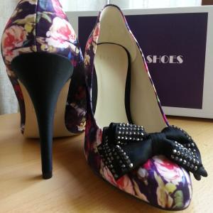 Satin Floral Heels With Black Bow Size 9 Us / 7 Uk..